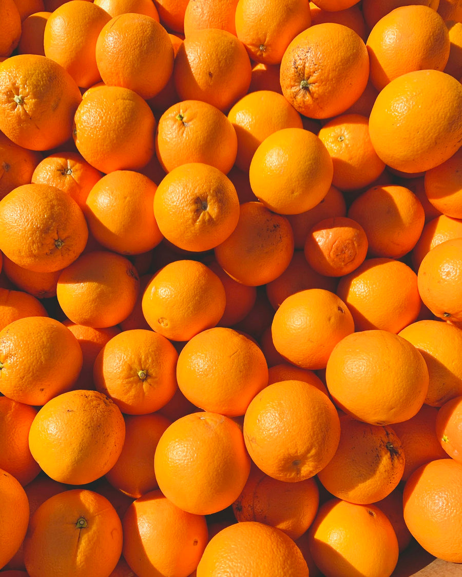 DOSE Blanc story image - a pile of ripe oranges in bright sunlight